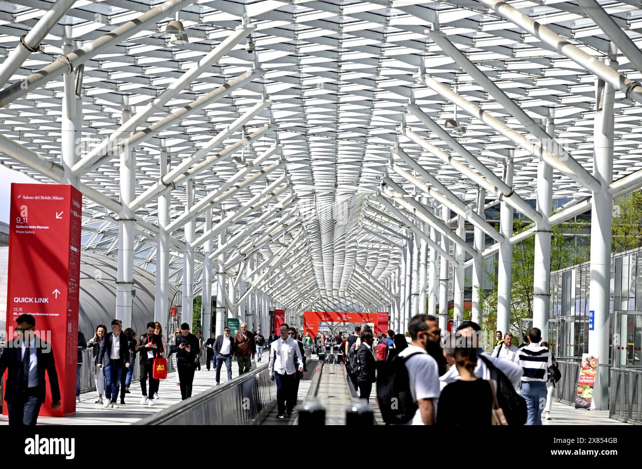 I visitatori accedono alle porte del Salone del Mobile, fiera internazionale del design, a Fiera Milano Foto Stock