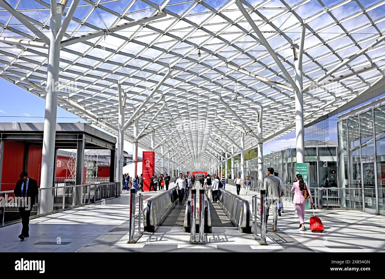 I visitatori accedono alle porte del Salone del Mobile, fiera internazionale del design, a Fiera Milano Foto Stock