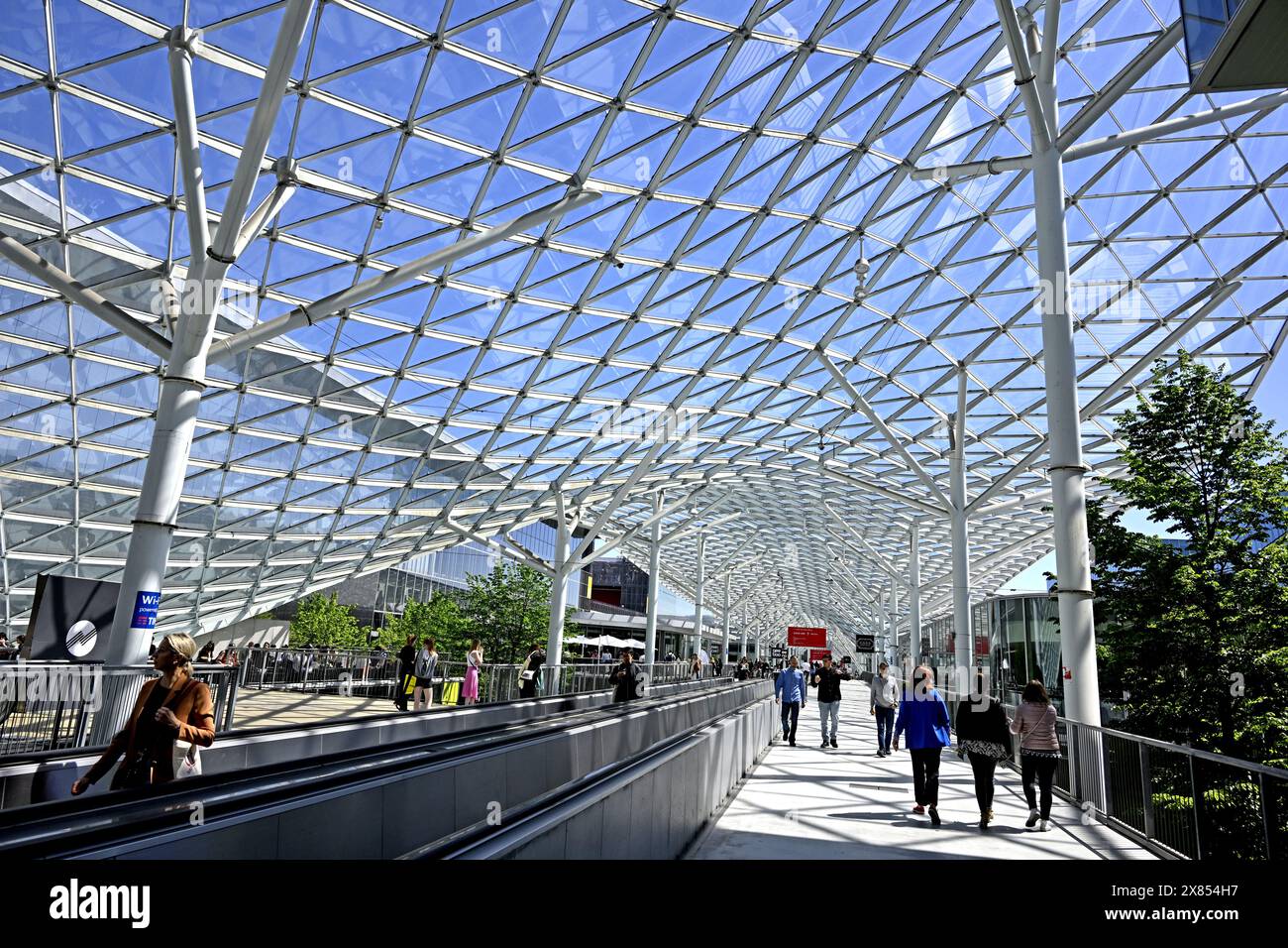 I visitatori accedono alle porte del Salone del Mobile, fiera internazionale del design, a Fiera Milano Foto Stock