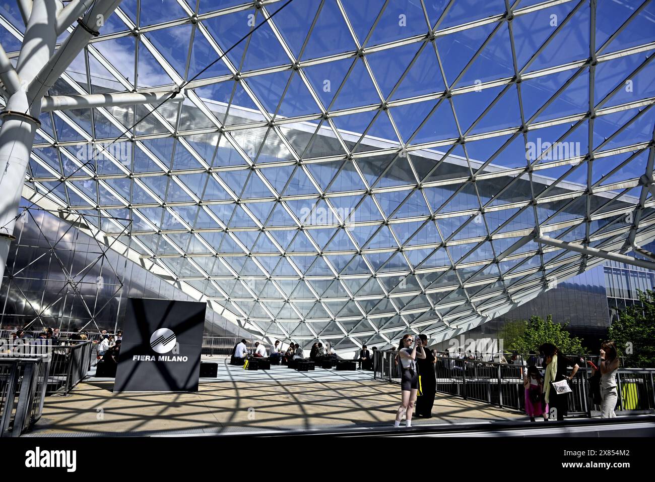 I visitatori accedono alle porte del Salone del Mobile, fiera internazionale del design, a Fiera Milano Foto Stock