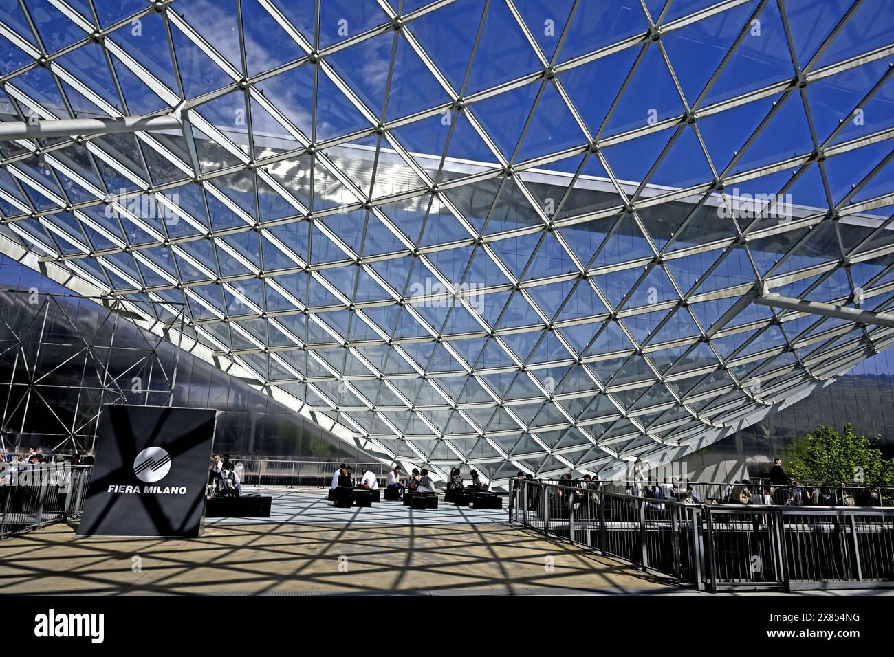 I visitatori accedono alle porte del Salone del Mobile, fiera internazionale del design, a Fiera Milano Foto Stock