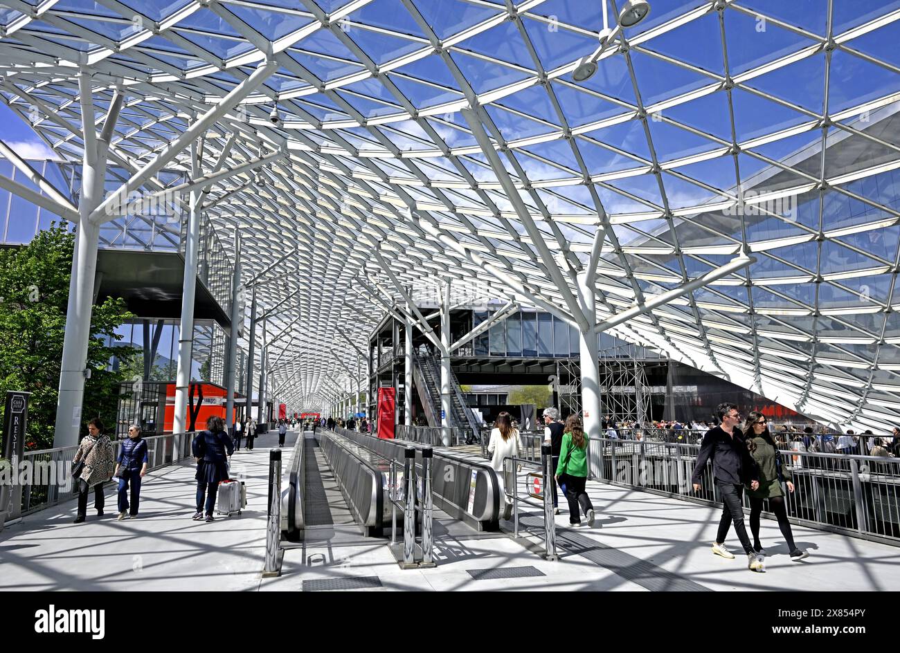 I visitatori accedono alle porte del Salone del Mobile, fiera internazionale del design, a Fiera Milano Foto Stock