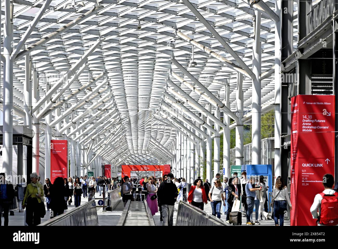 I visitatori accedono alle porte del Salone del Mobile, fiera internazionale del design, a Fiera Milano Foto Stock