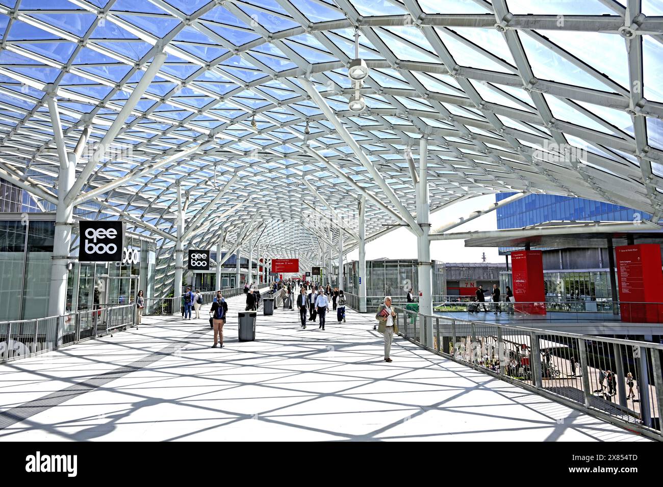 I visitatori accedono alle porte del Salone del Mobile, fiera internazionale del design, a Fiera Milano Foto Stock