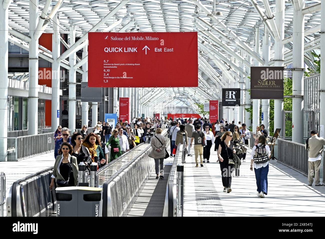 I visitatori accedono alle porte del Salone del Mobile, fiera internazionale del design, a Fiera Milano Foto Stock