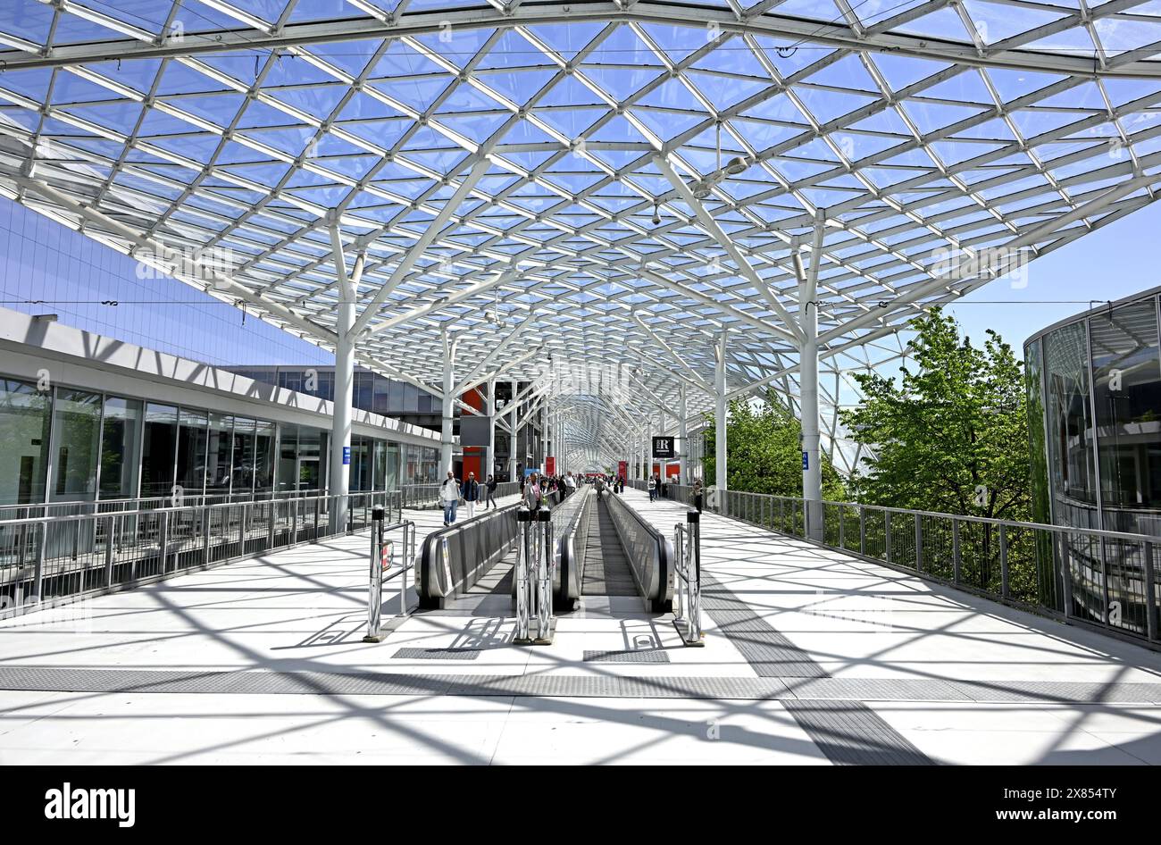 I visitatori accedono alle porte del Salone del Mobile, fiera internazionale del design, a Fiera Milano Foto Stock