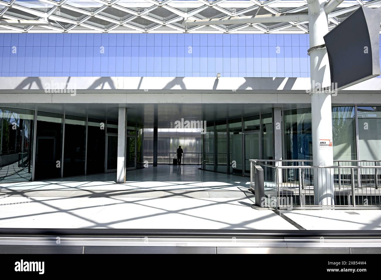 I visitatori accedono alle porte del Salone del Mobile, fiera internazionale del design, a Fiera Milano Foto Stock