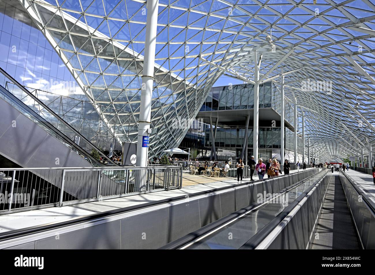 I visitatori accedono alle porte del Salone del Mobile, fiera internazionale del design, a Fiera Milano Foto Stock