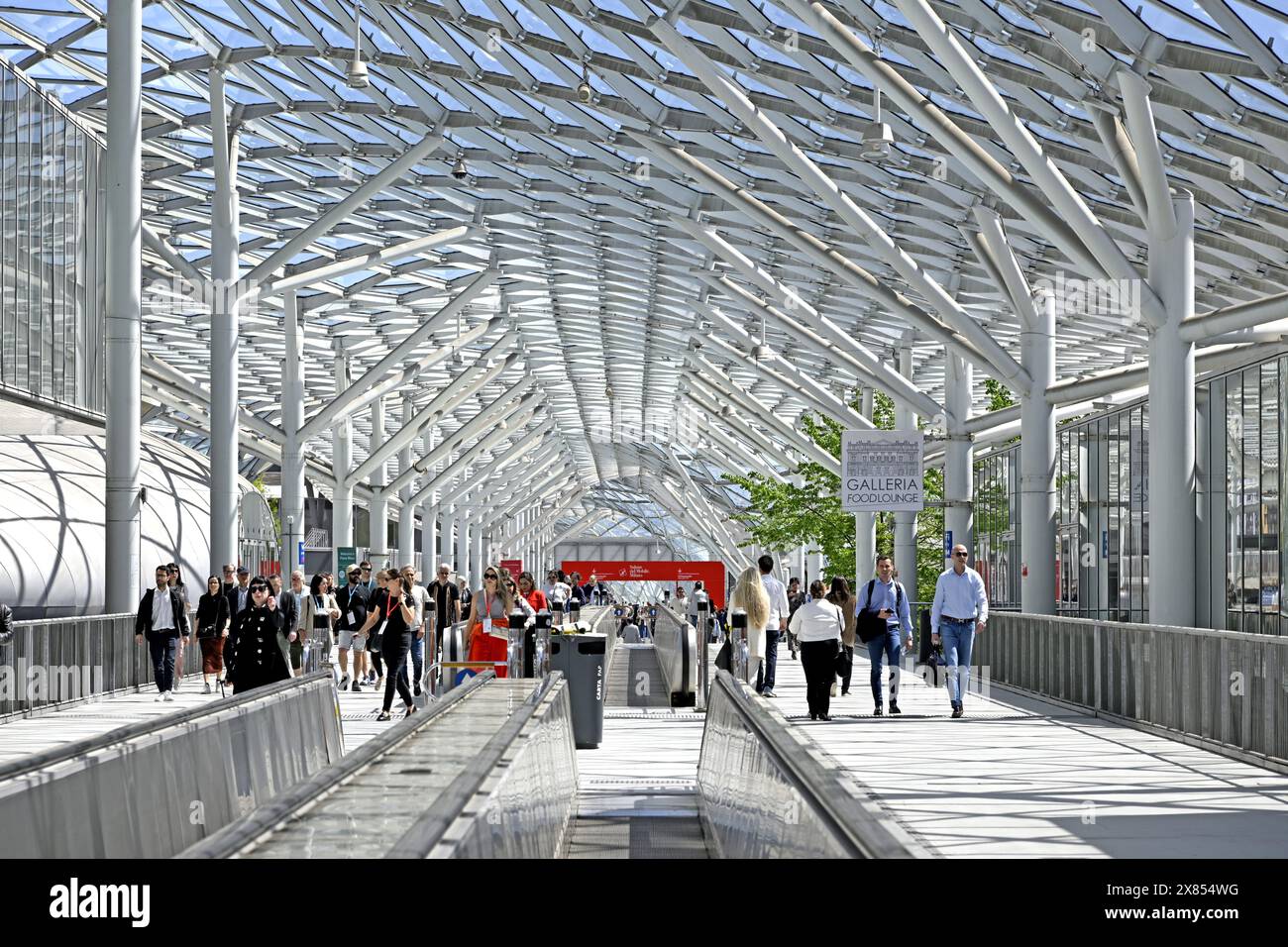 I visitatori accedono alle porte del Salone del Mobile, fiera internazionale del design, a Fiera Milano Foto Stock