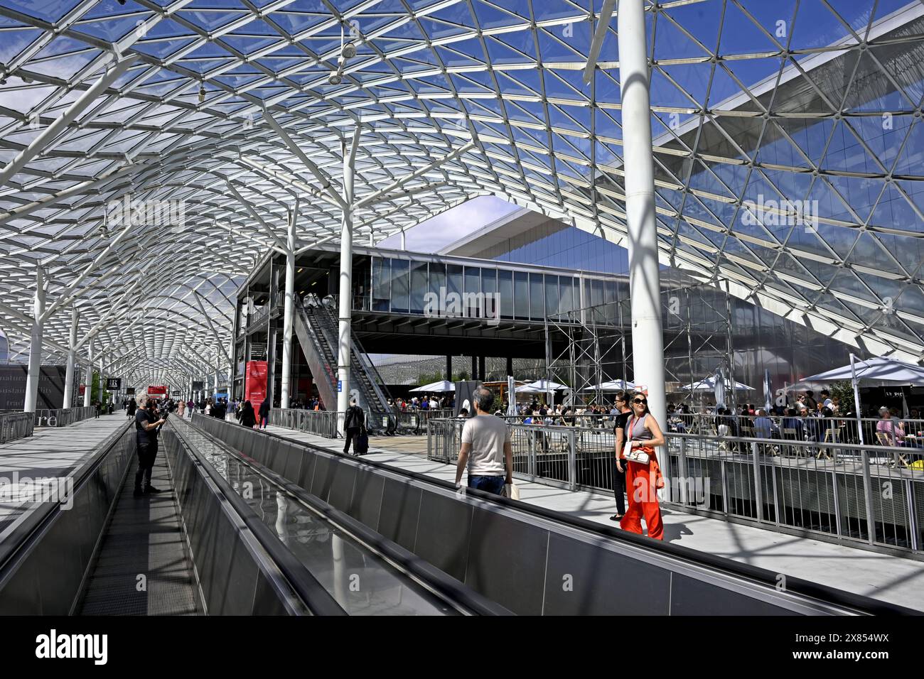 I visitatori accedono alle porte del Salone del Mobile, fiera internazionale del design, a Fiera Milano Foto Stock
