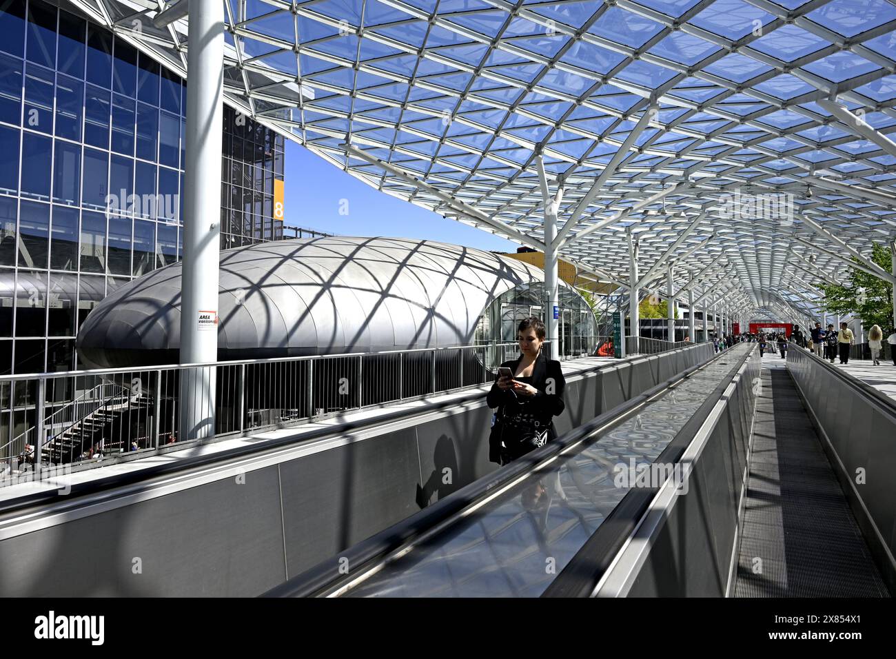 I visitatori accedono alle porte del Salone del Mobile, fiera internazionale del design, a Fiera Milano Foto Stock