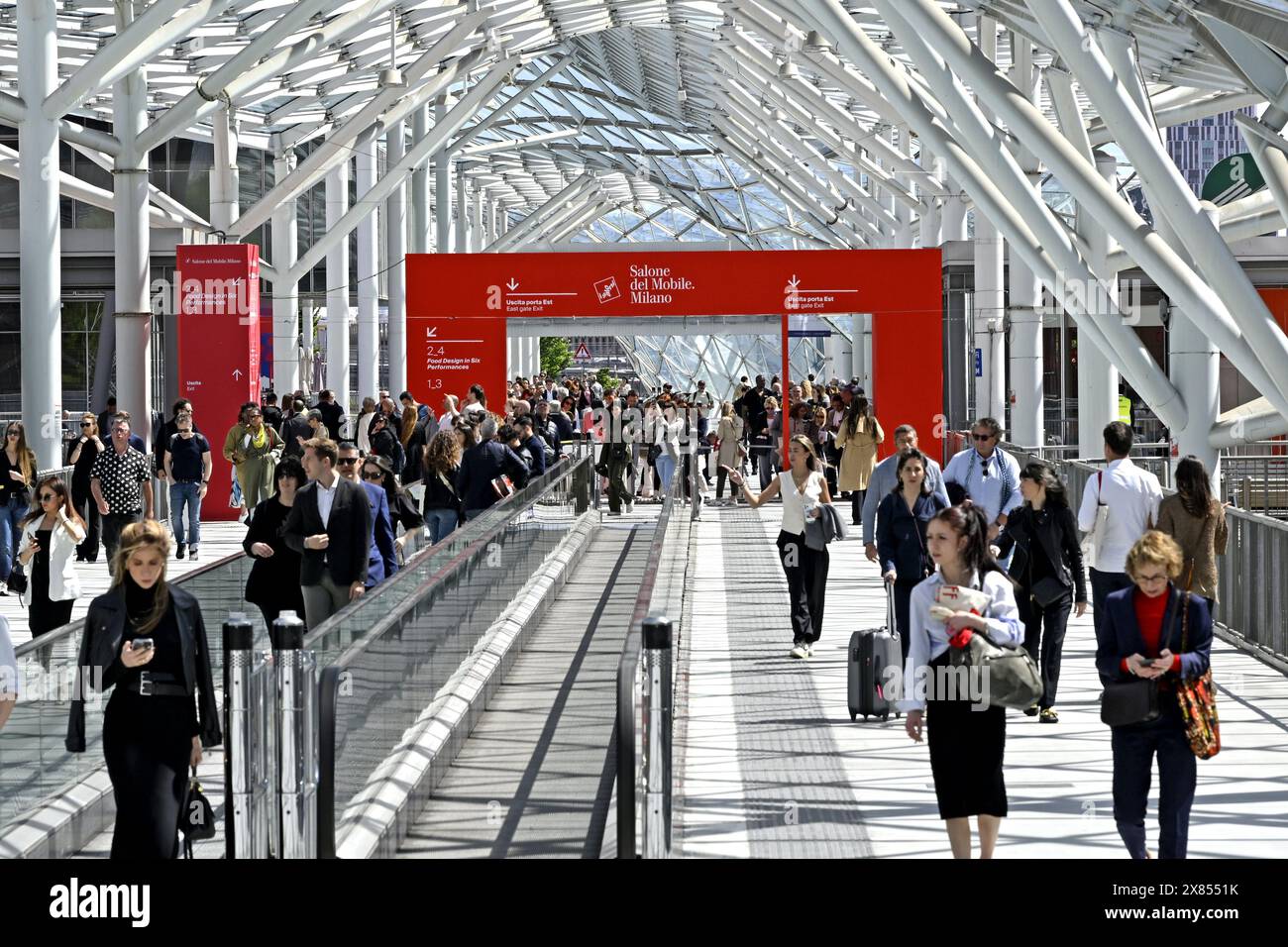 I visitatori accedono alle porte del Salone del Mobile, fiera internazionale del design, a Fiera Milano Foto Stock
