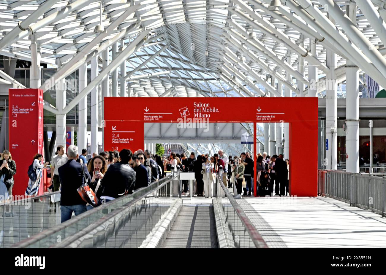 I visitatori accedono alle porte del Salone del Mobile, fiera internazionale del design, a Fiera Milano Foto Stock