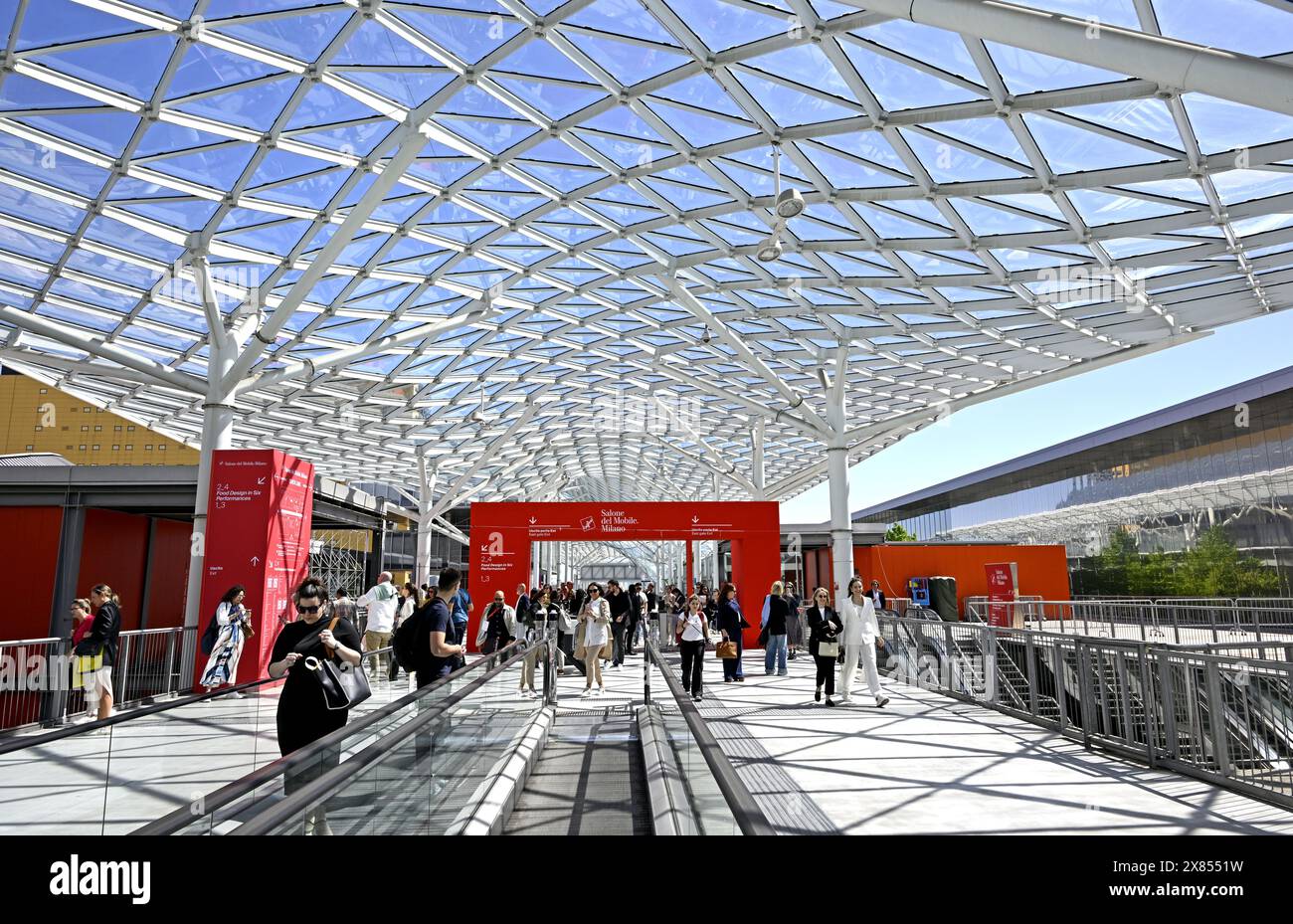 I visitatori accedono alle porte del Salone del Mobile, fiera internazionale del design, a Fiera Milano Foto Stock