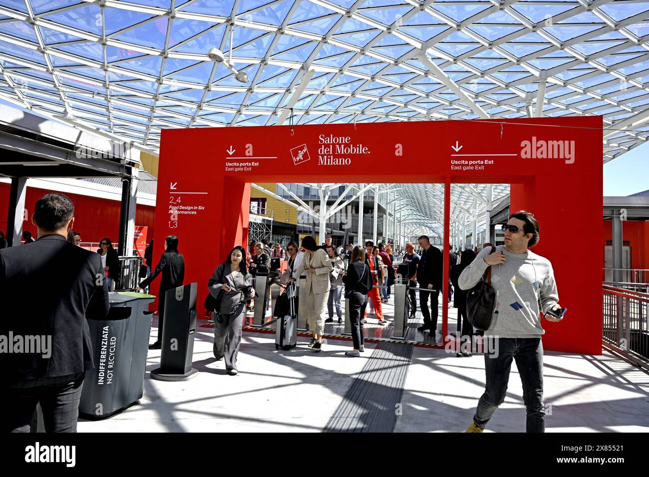 I visitatori accedono alle porte del Salone del Mobile, fiera internazionale del design, a Fiera Milano Foto Stock