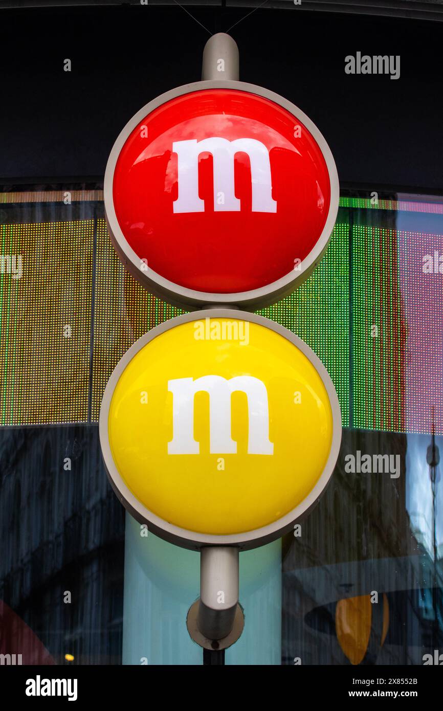 Londra, Regno Unito - 26 febbraio 2024: Il logo M&MS sull'esterno del negozio M&MS nella zona di Leicester Square a Londra, Regno Unito. Foto Stock