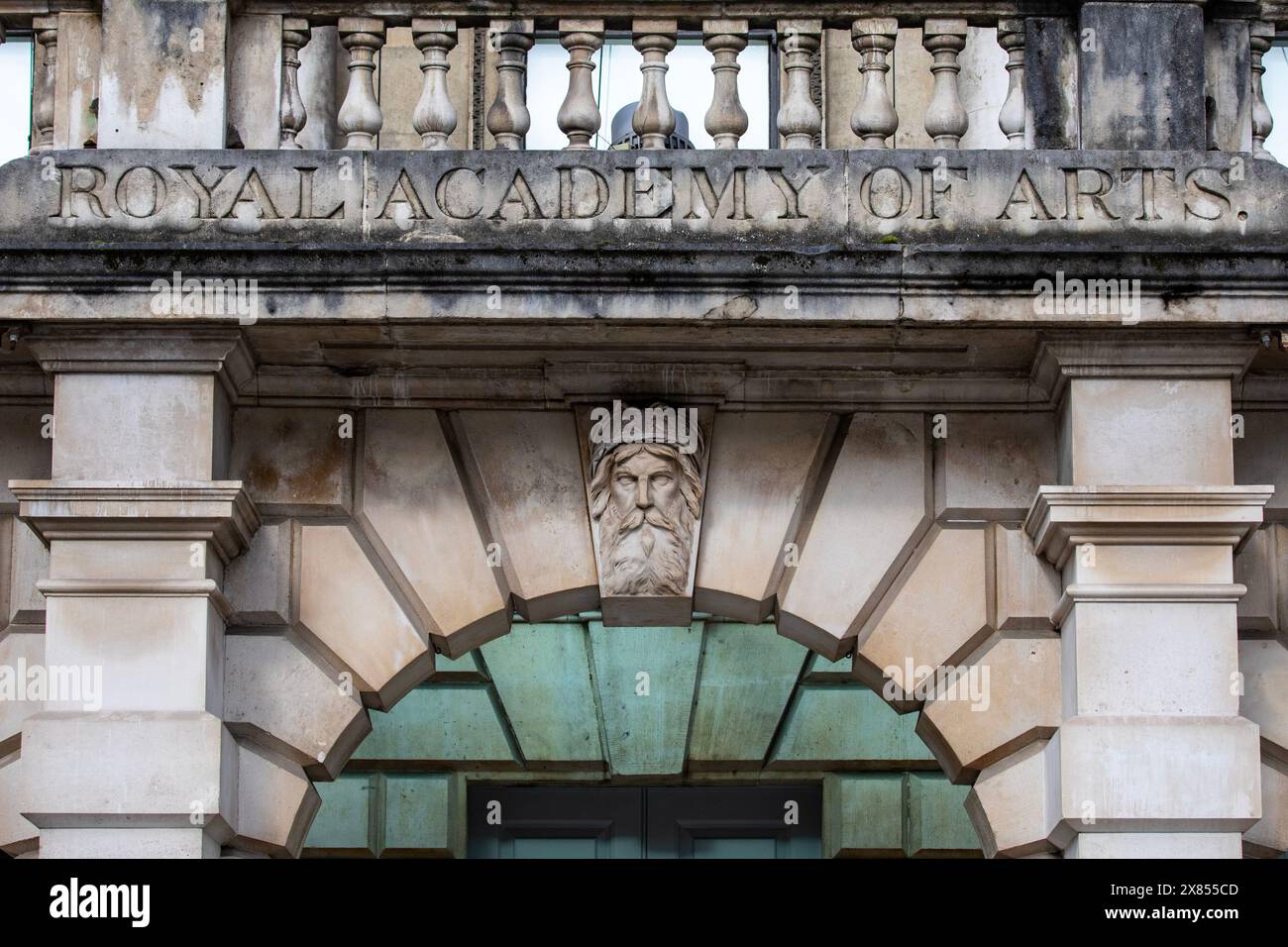 Londra, Regno Unito - 26 febbraio 2024: Un cartello scolpito della Royal Academy of Arts all'esterno di Burlington House su Piccadilly a Londra, Regno Unito. Foto Stock