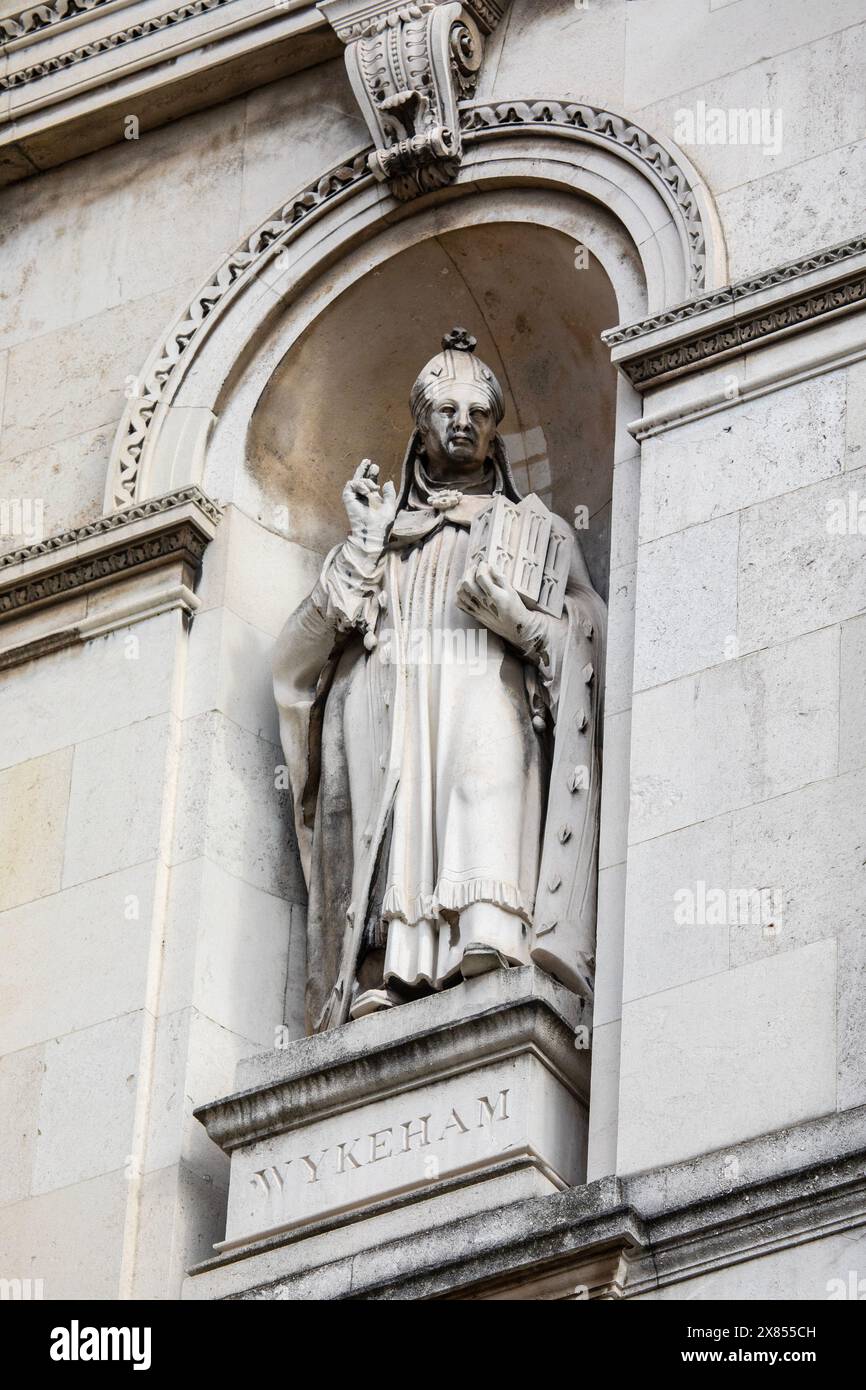 Londra, Regno Unito - 26 febbraio 2024: Una statua di Guglielmo di Wykeham, all'esterno di Burlington House, che ospita la Royal Academy of Art di Lond Foto Stock