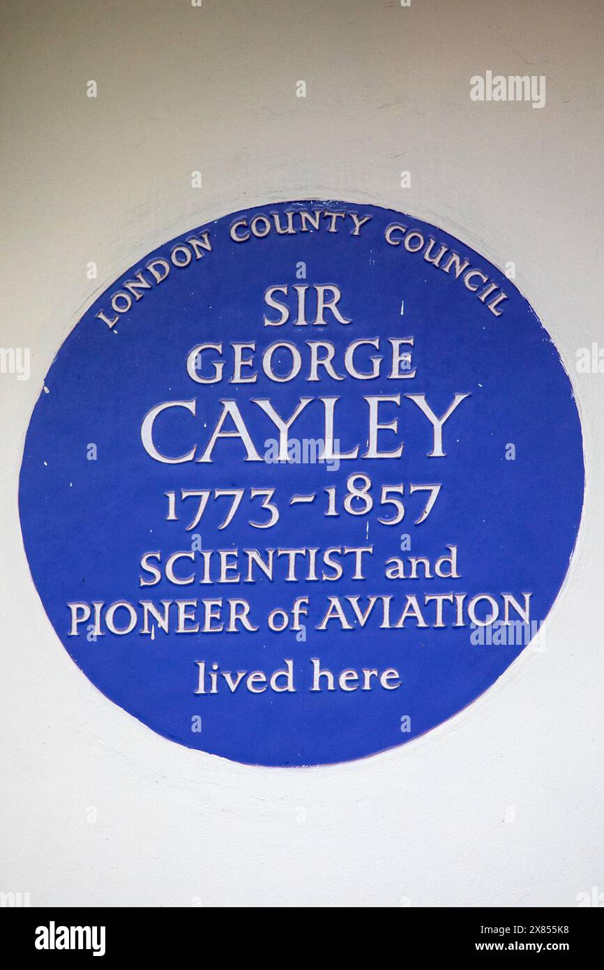 Londra, Regno Unito - 26 febbraio 2024: Una targa blu su Hertford Street a Mayfair, Londra, che segna la posizione dello scienziato e pioniere dell'aviazione Sir George Cayle Foto Stock