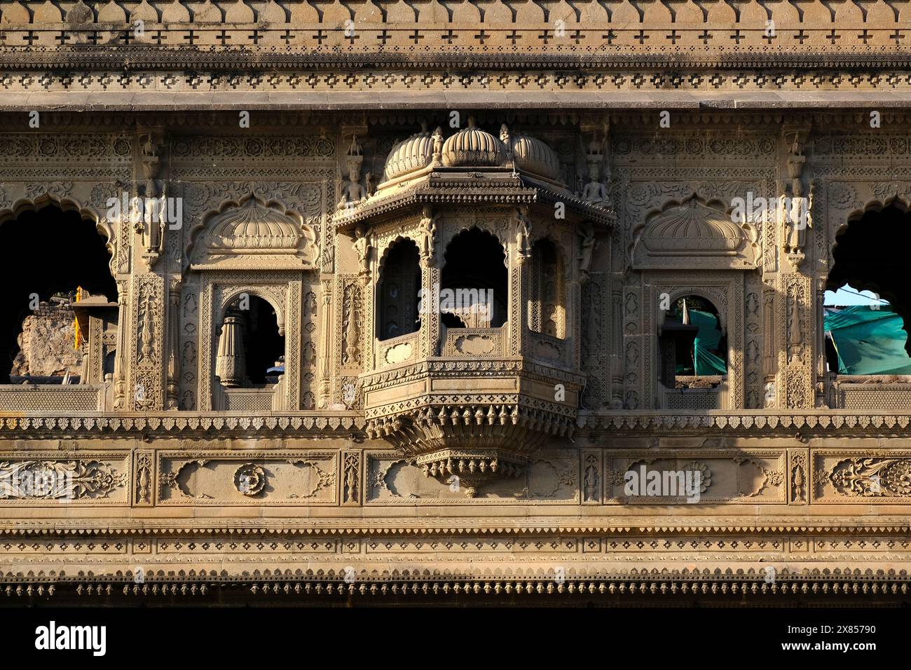 24 febbraio 2024, Vista esterna del panoramico forte turistico di Maheshwar (forte di Ahilya devi) in Madhaya pradesh, India, splendide sculture Foto Stock