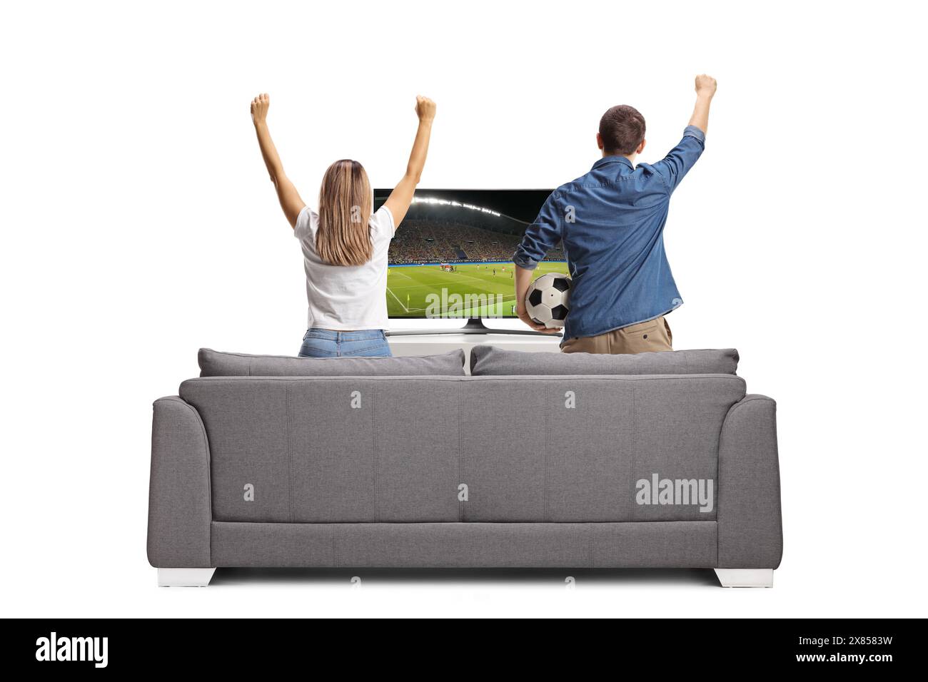 Una giovane coppia eccitata che guarda una partita di calcio in tv e tifa isolata su sfondo bianco Foto Stock