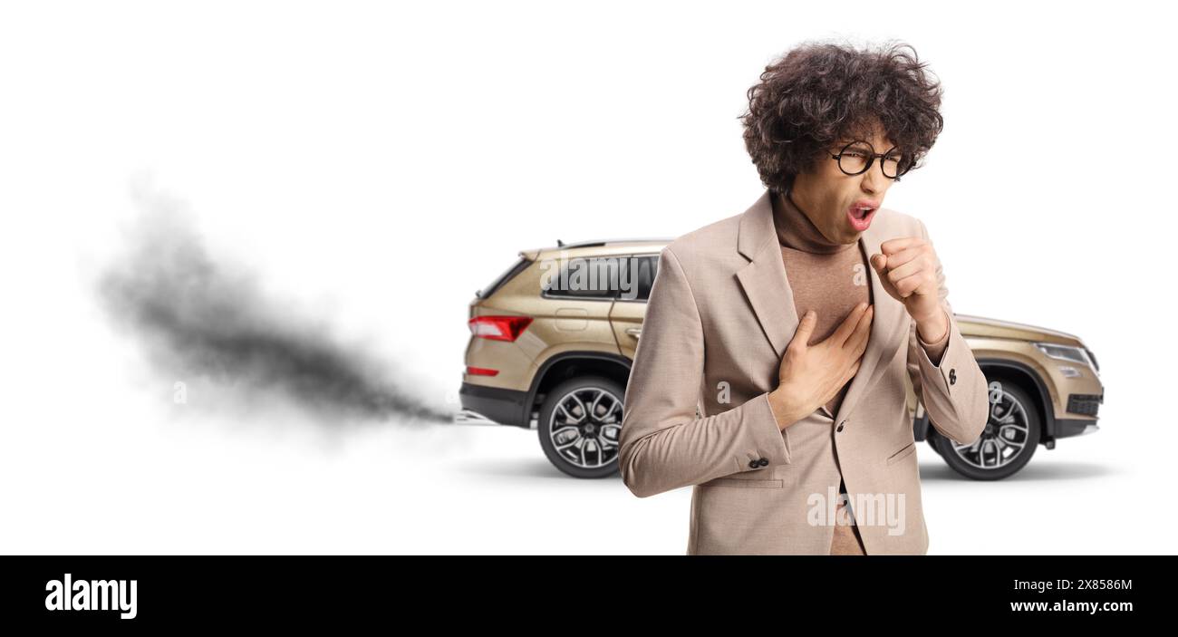 Giovane tossisce davanti a un veicolo con fumi di scarico pericolosi per inalare isolato su sfondo bianco Foto Stock
