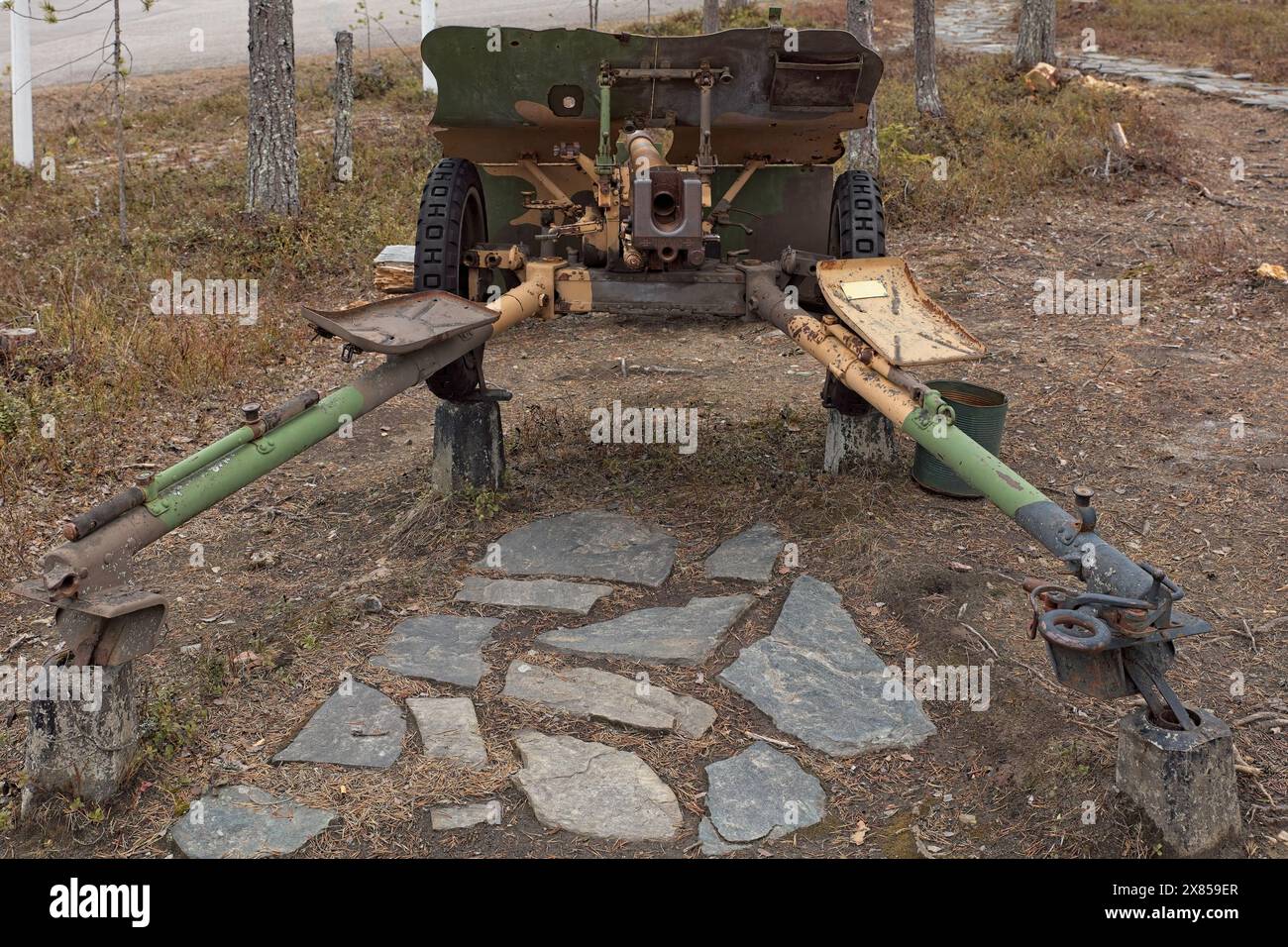 Vecchio canone mimetico dell'artiglieria della seconda guerra mondiale. Foto Stock