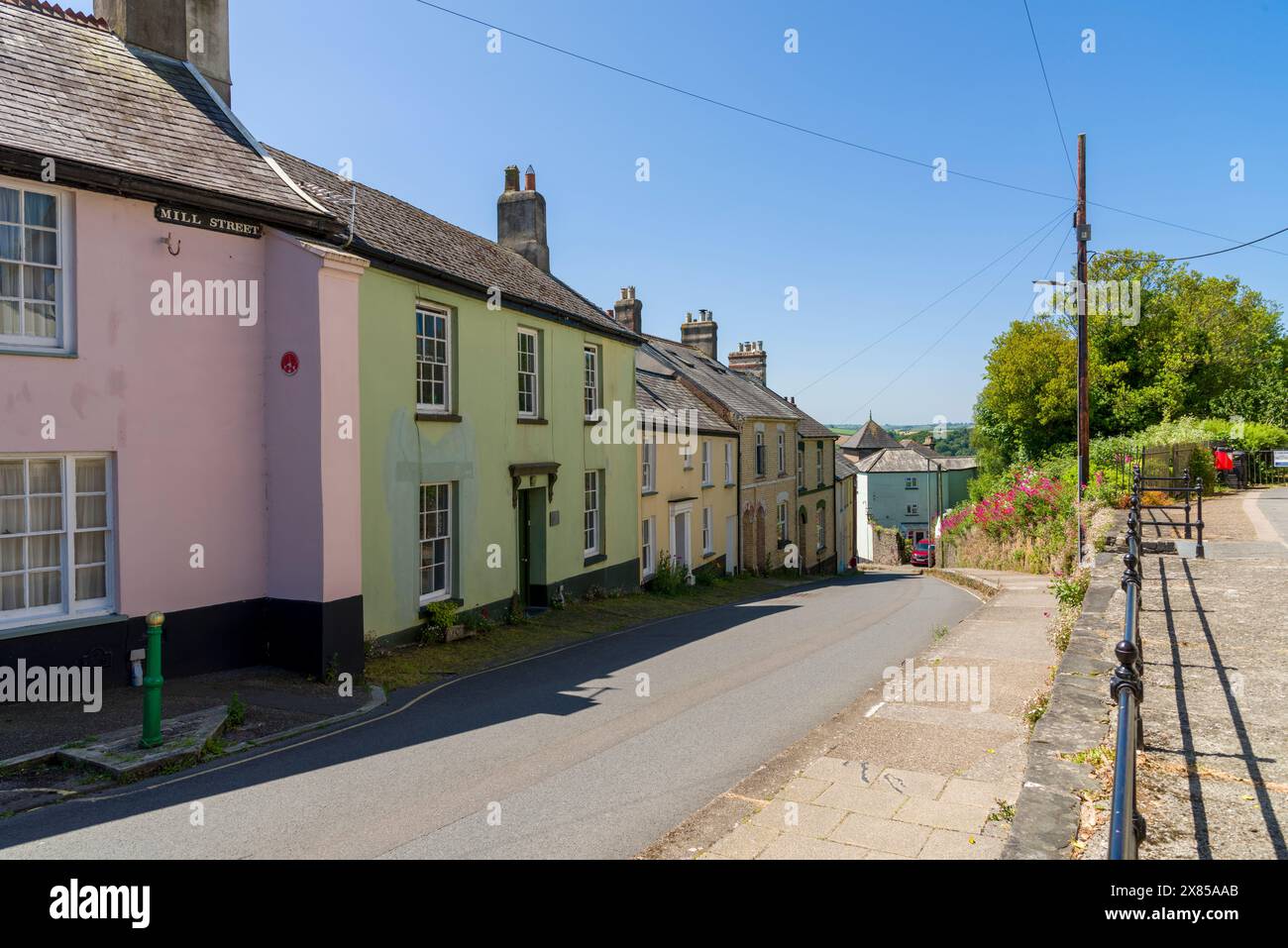 Case lungo Mill Street nella città mercato di Great Torrington, Devon, Inghilterra. Foto Stock