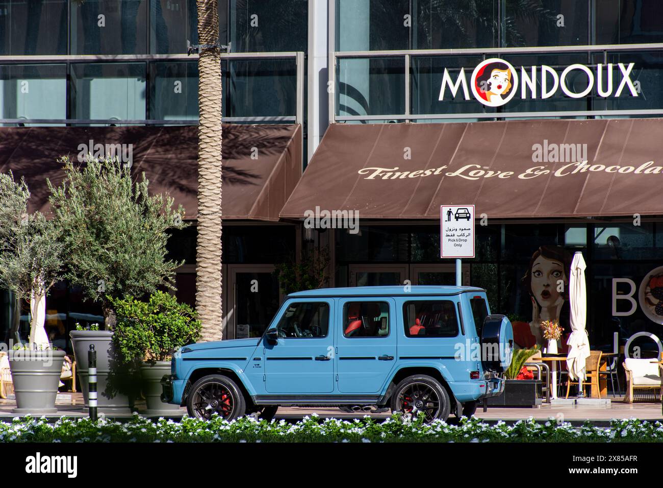 Un'auto di lusso a quattro ruote parcheggiata vicino a un negozio nel Dubai Mall, Emirati Arabi Uniti. Foto Stock