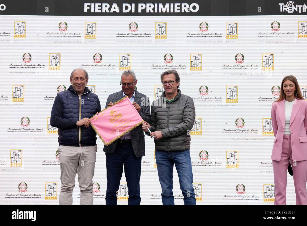 La bandiera di partenza prima della tappa 18 del giro d'Italia da Fiera di Primiero a Padova, Italia - giovedì 23 maggio 2024. Ciclismo sportivo (foto di Gian Mattia D'Alberto/Lapresse) credito: LaPresse/Alamy Live News Foto Stock