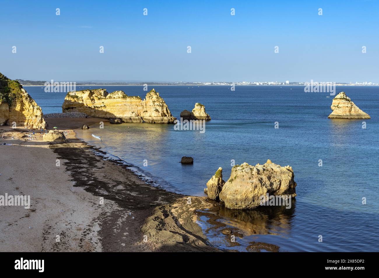 Spiaggia di Praia Dona Ana, con i suoi spettacolari cumuli e scogliere a Lagos, Algarve, Portogallo. Foto Stock