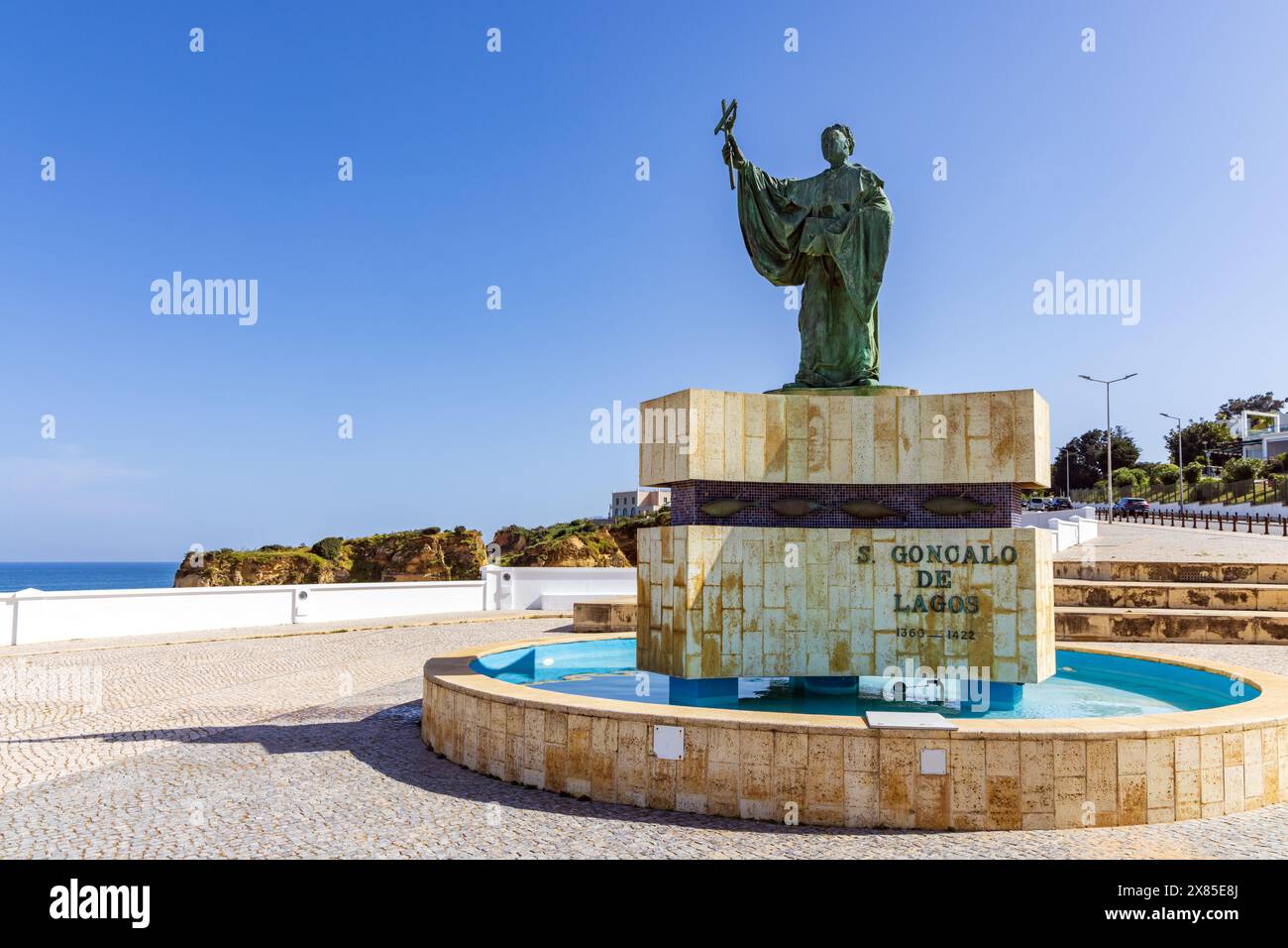 Statua del Santo Patrono portoghese dei pescatori nell'Algarve .S. Goncalo de Lagos che guarda verso il mare Foto Stock