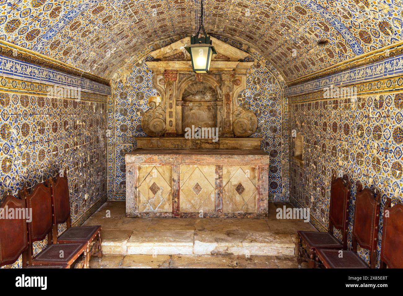 La piccola cappella, dedicata a Santa Barbara, all'interno del forte da ponta da bandeira o della Fortezza di Lagos, Algarve, Portogallo Foto Stock