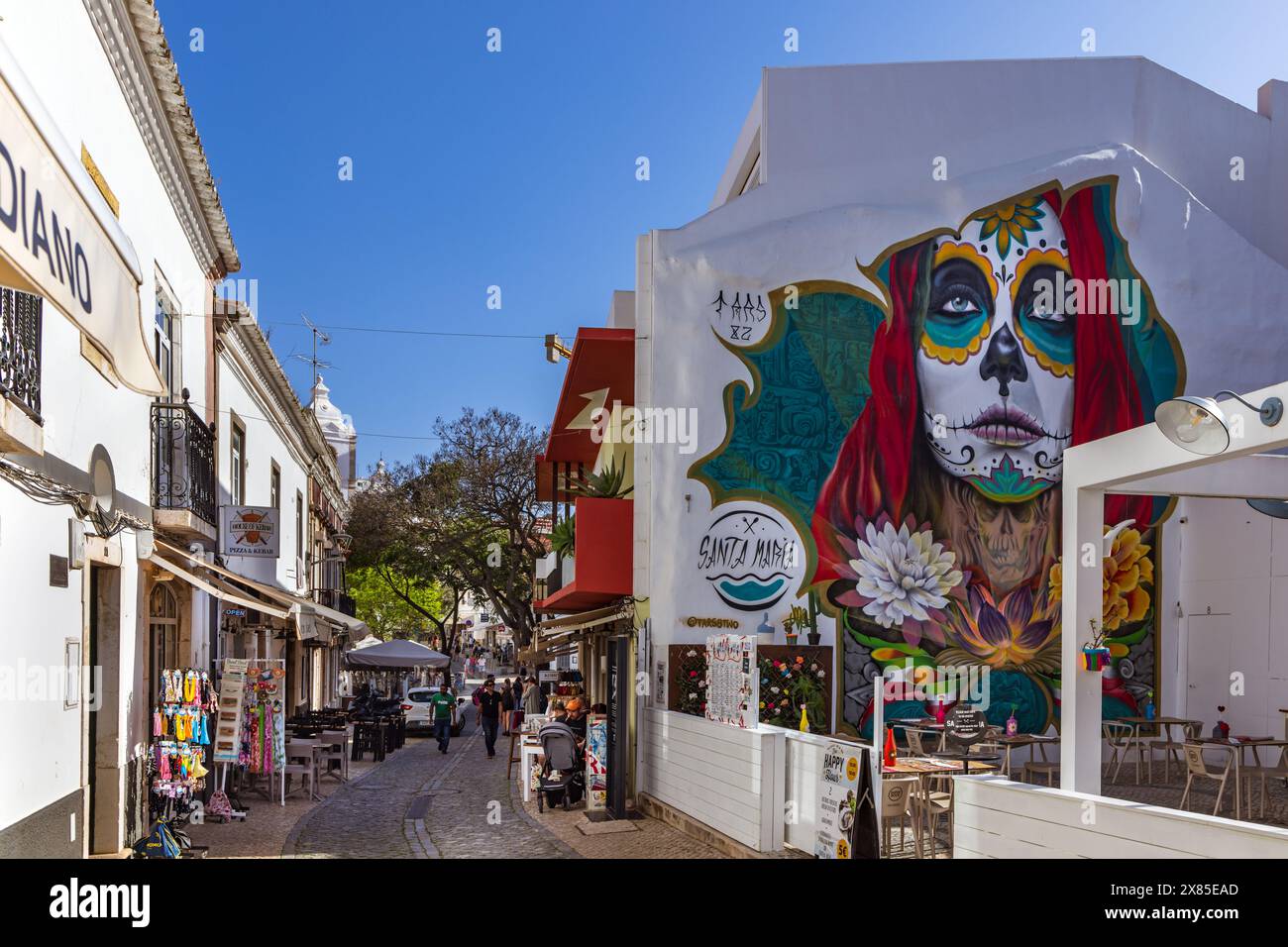Una pittoresca strada di negozi e caffetterie nel centro storico della città vecchia di Lagos, Algarve, Portogallo Foto Stock