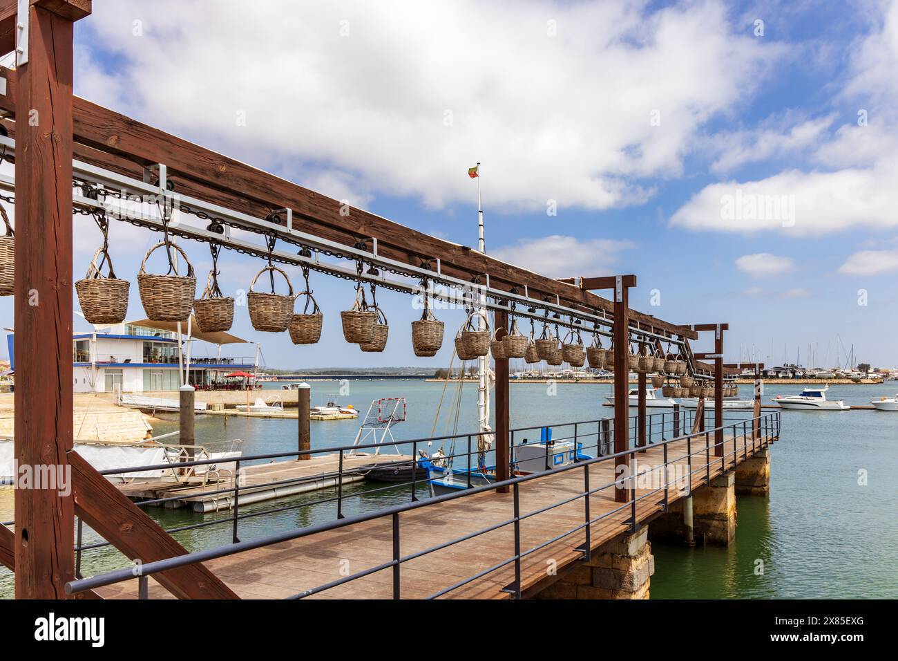 Portimão Museum, ex fabbrica di conserve. Le sardine venivano passate in cesti di vimini su un sistema di carrucole che portava il pesce direttamente dai bacini. Foto Stock