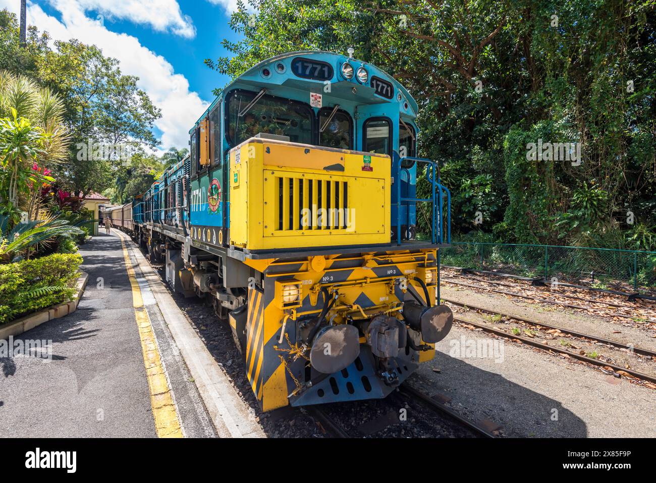 Una locomotiva diesel di 1720 Classe 62,5 tonnellate presso la stazione ferroviaria di Kuranda vicino a Cairns, pronta a trainare un gruppo di carrozze sulla Kuranda Scenic Railway. Foto Stock