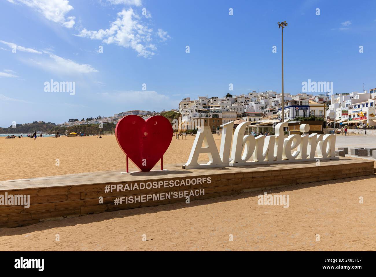I Love Albufeira sign sulla spiaggia sabbiosa dei pescatori di Albufeira, Algarve, Portogallo Foto Stock