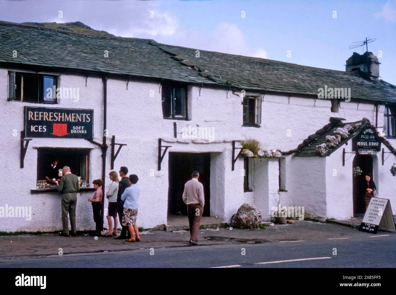 Persone fuori dal Kirkstone Pass Inn, nel 1969, Lake District, Cumbria, Inghilterra settentrionale, REGNO UNITO Foto Stock