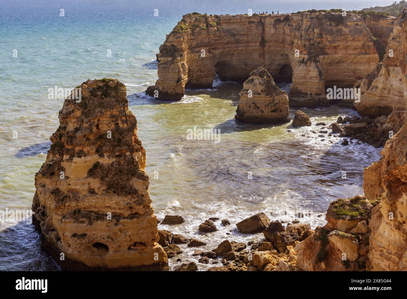 La splendida Marina Beach (Praia da Marinha) a Lagoa, il quartiere di Faro, l'Algarve, il Portogallo meridionale Foto Stock