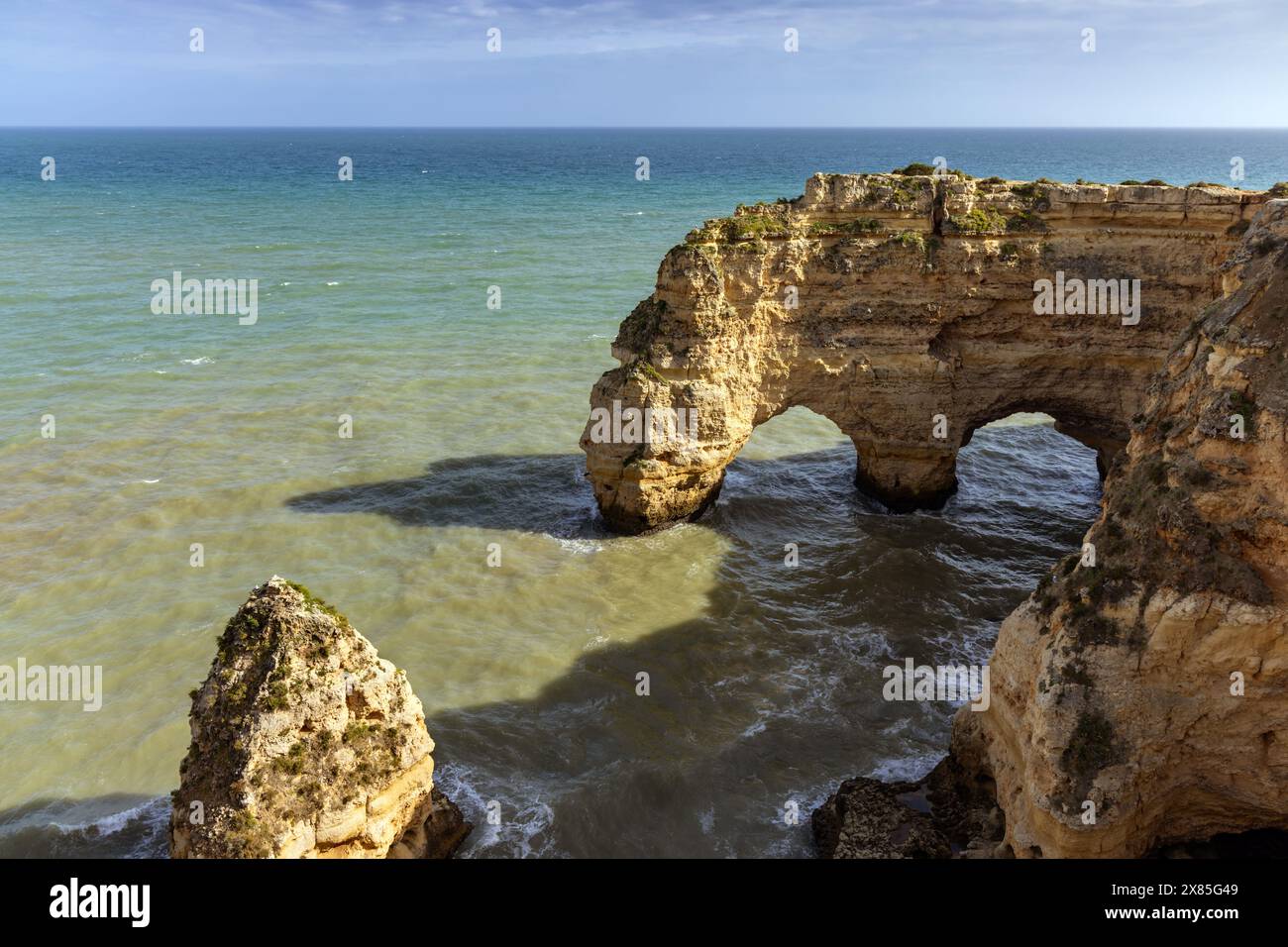 Spettacolari faraglioni di mare e scogliere a Marina Beach (Praia da Marinha) a Lagoa, Faro District, Algarve, Portogallo meridionale Foto Stock