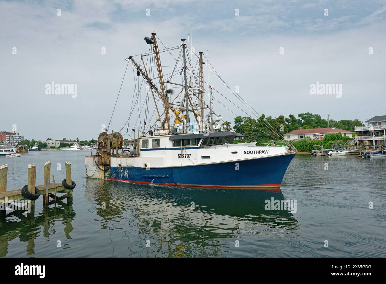 Pescatore Southpaw. Hyannis Inner Harbor, Massachusetts, Stati Uniti Foto Stock