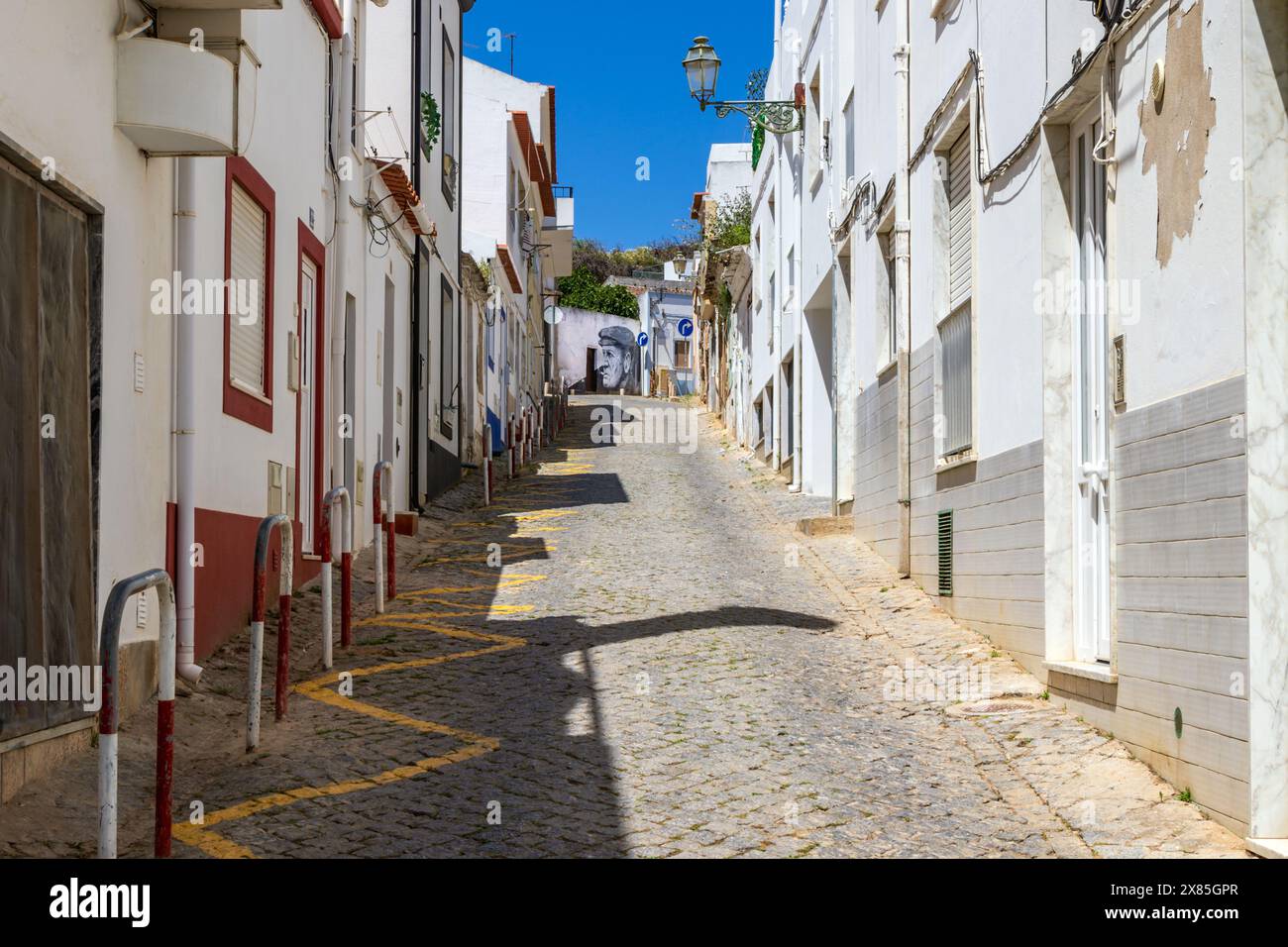 Strada stretta Rua do Canal nella città vecchia di Lagos, Algarve, Portogallo Foto Stock