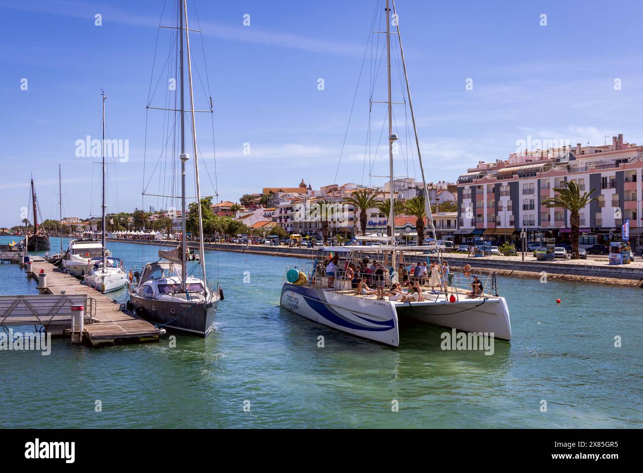 Catamarano di ritorno a Lagos Marina nell'Algarve, Portogallo Foto Stock