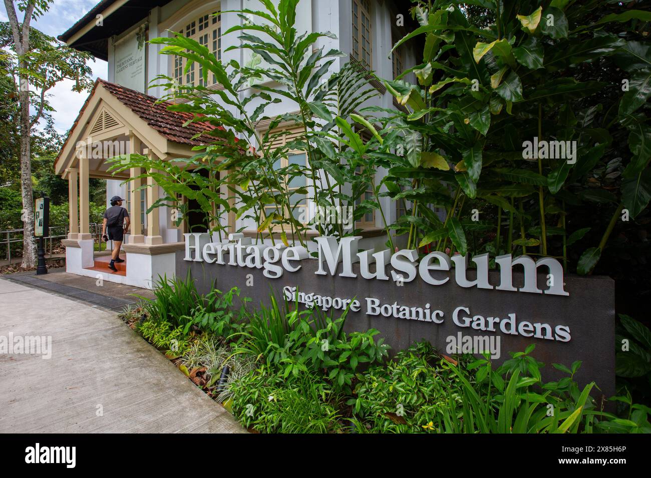 Un visitatore entra nell'Heritage Museum per visitare, visitare o fare un'esperienza educativa. Giardini botanici di Singapore. Foto Stock