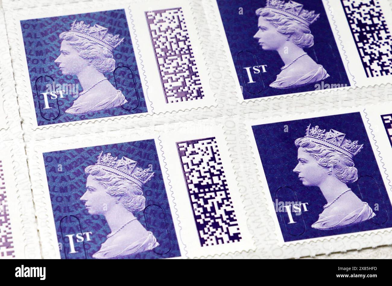 Francobolli di prima classe del Regno Unito con il nuovo sistema di codici a barre introdotto dall'ufficio postale del Regno Unito nel 2023 Foto Stock