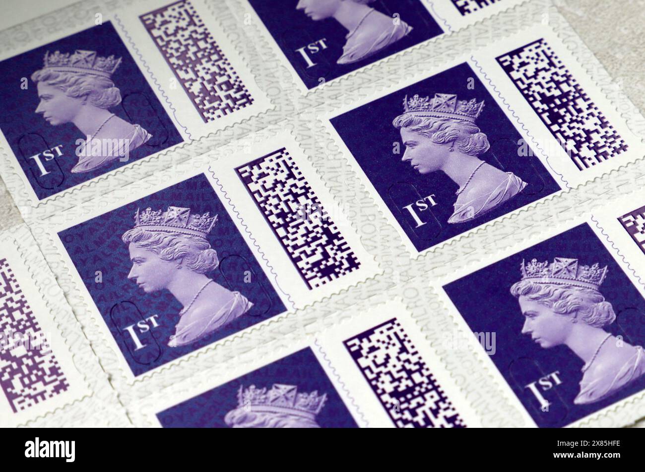 Francobolli di prima classe del Regno Unito con il nuovo sistema di codici a barre introdotto dall'ufficio postale del Regno Unito nel 2023 Foto Stock