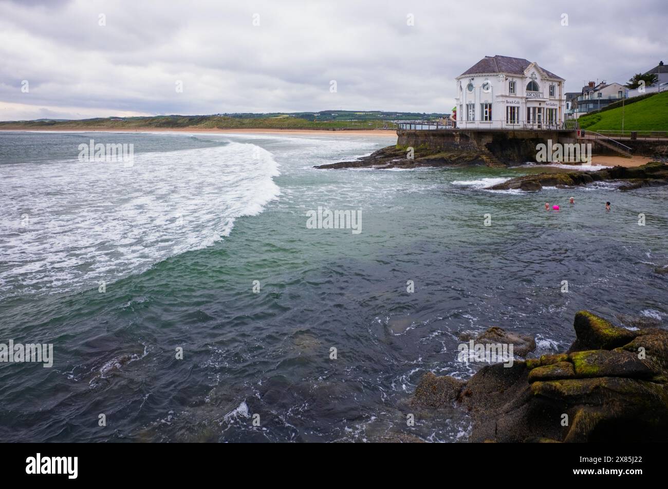 Nuotatori alla spiaggia di Arcadia a Portrush, Irlanda del Nord Foto Stock