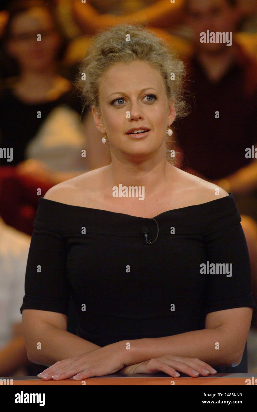 Aufzeichnung einer Folge der für den 12. Juni 2004 angesetzten Comedy Quizshow 'Genial daneben', hier Barbara Schöneberger, Deutschland 2004. Foto Stock