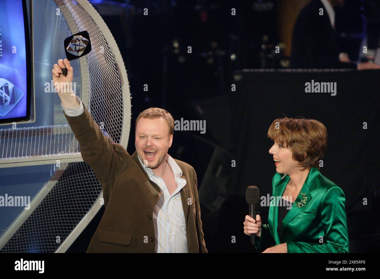 Grimme-Preis 2005 an Stefan Raab für 'SSDSGPS - Ein Lied für Istanbul' durch Bettina Böttinger in Marl, Deutschand 2005. Foto Stock