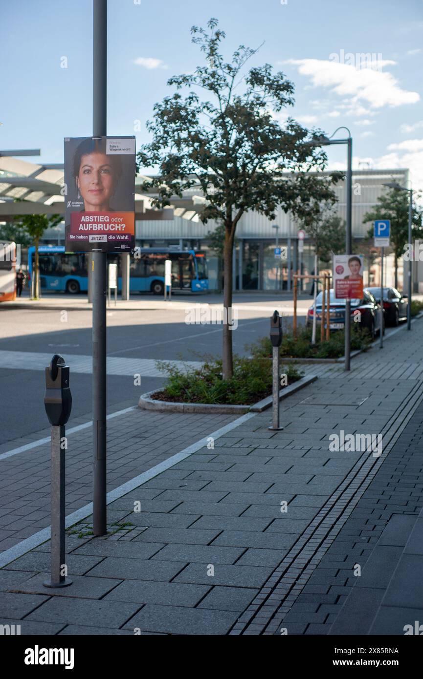 Sahra Wagenknecht (BSW) poster della campagna elettorale europea di fronte alla stazione degli autobus di Kaiserslautern, Germania Foto Stock